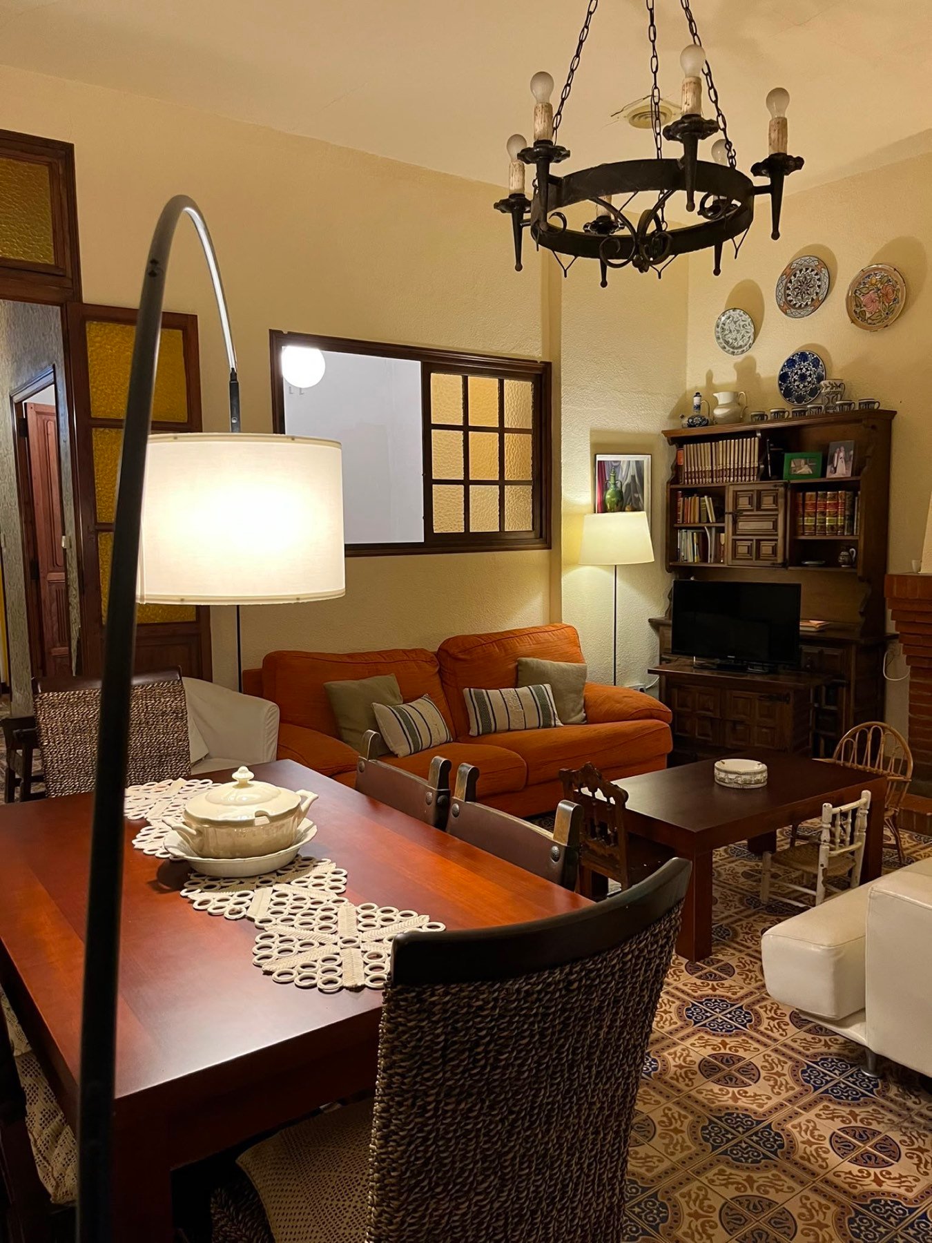 Rincón de estar con librería y vajilla decorativa