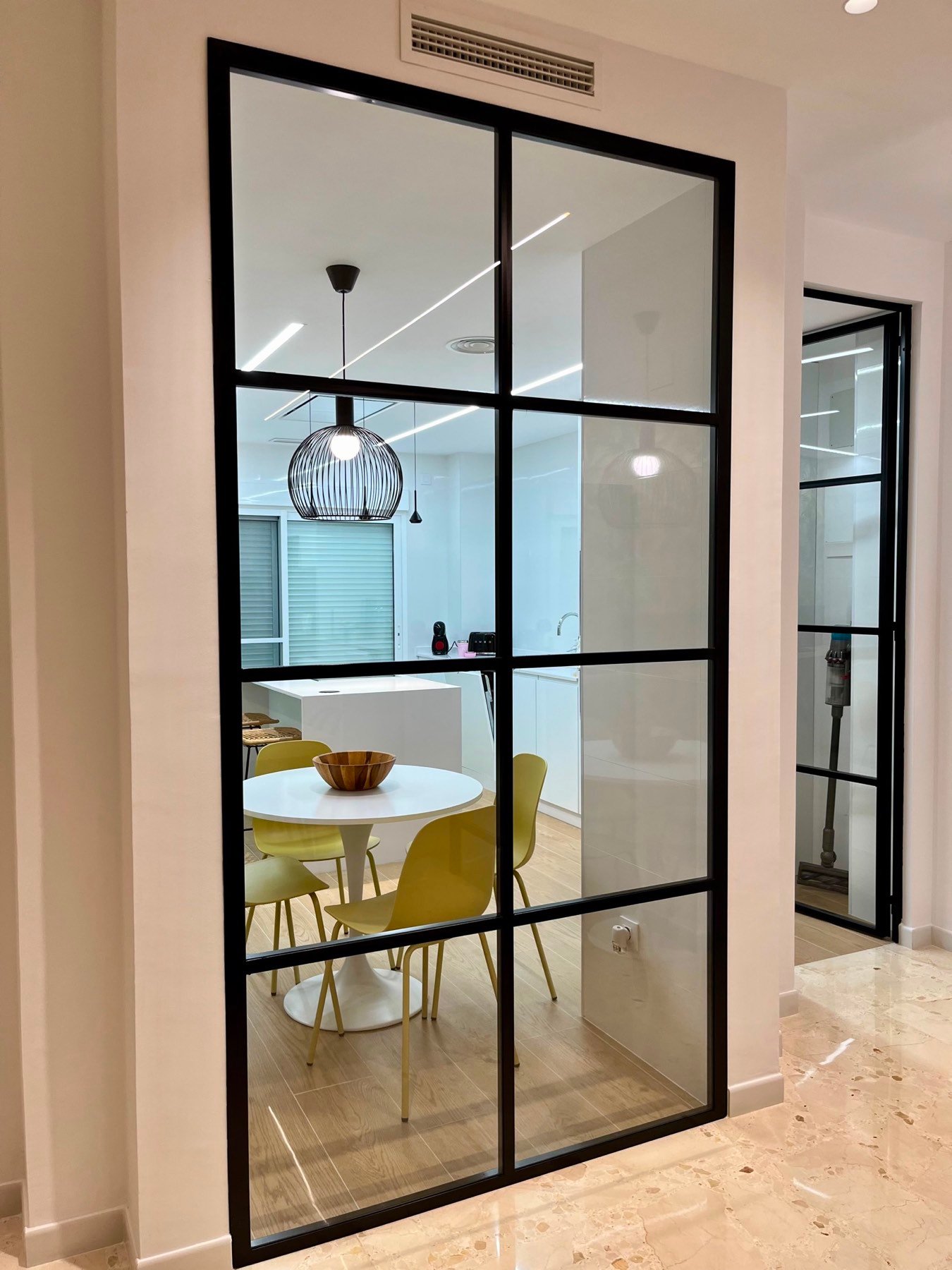 Vestidor con panelado de madera y consola a medida
